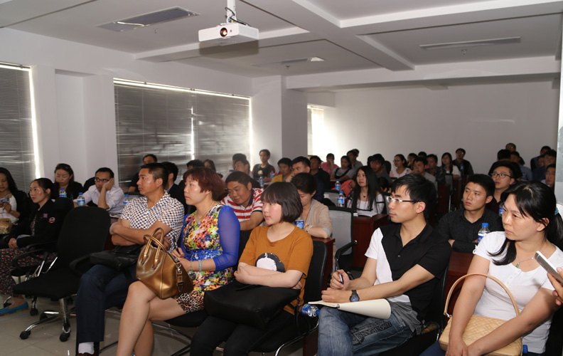 2015年4月18日，云南天度集團天貓?zhí)詫氝\營沙龍在云紡國際商廈A座18樓舉行，全國知名淘寶運營人士現(xiàn)場進行了分享和講解，數(shù)十名淘寶及天貓店主參加了本次沙龍，場面異?；鸨?，連走廊都坐滿了人