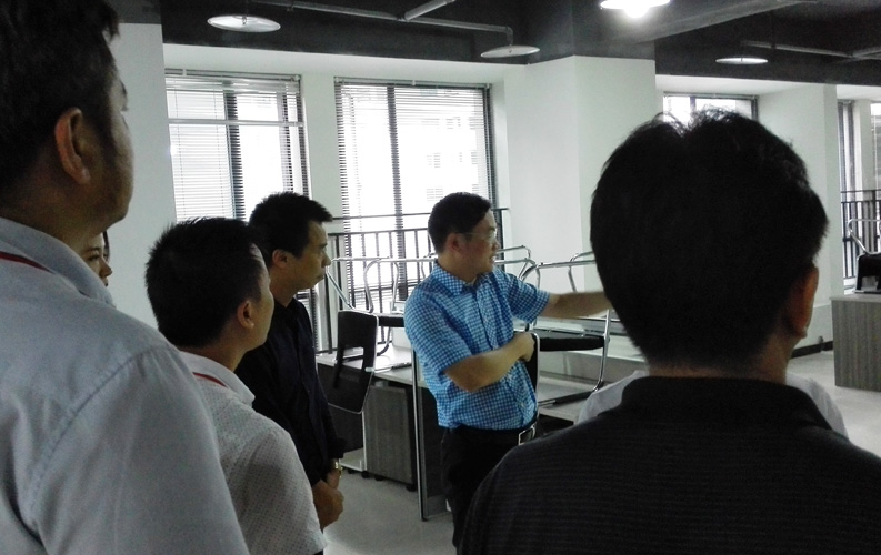 賴區(qū)長鼓勵重慶天度網(wǎng)絡(luò)公司要多進(jìn)行創(chuàng)新，并就天度未來發(fā)展方向做出重要指示。