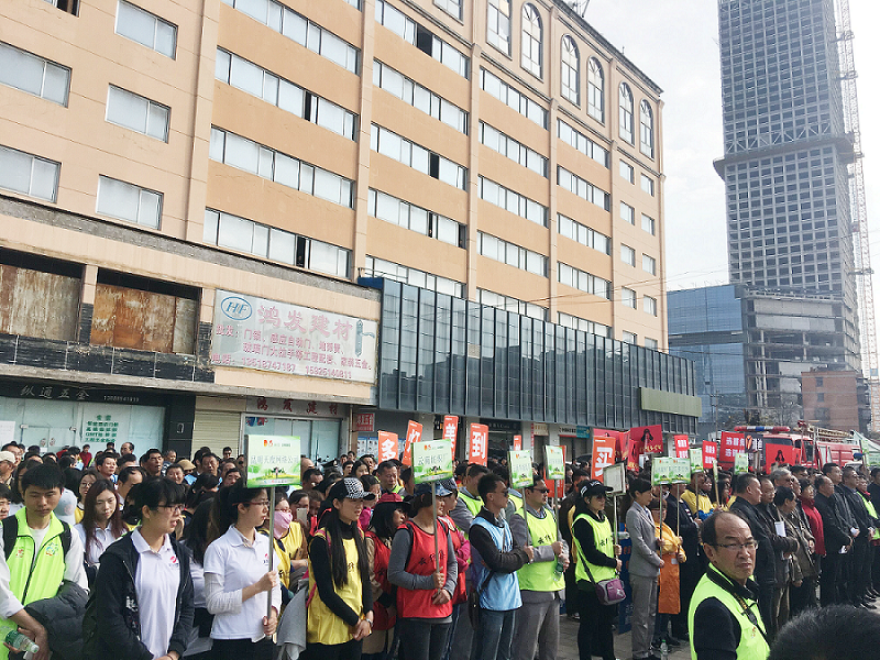 2017年3月5日，是我國(guó)第54個(gè)學(xué)雷鋒紀(jì)念日。3月份的春天萬(wàn)物復(fù)蘇，百花齊放。陽(yáng)光透過(guò)淡薄的云層照耀著大地，它的萬(wàn)道金光愉快地普照著萬(wàn)物。春風(fēng)拂面,是那么清柔,那么親切,就像是雷鋒的精神一直溫暖著、鼓舞著我們!