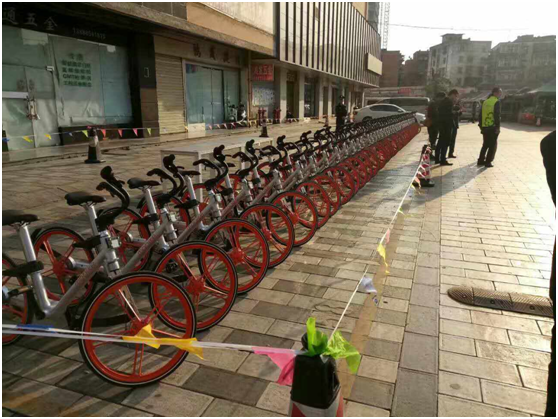 上午11點(diǎn)，云南天度投資集團(tuán)有限公司、云紡商業(yè)區(qū)、昆明悅動(dòng)文化傳播有限公司、云南北瑞兔司機(jī)新能源汽車科技有限公司、moblke摩拜單車許多商戶踴躍參加，由150余名志愿者組成的隊(duì)伍開(kāi)始了浩浩蕩蕩的4公里公益徒步，目的是鼓勵(lì)大家使用零污染的交通工具，降低自然資源的耗損，同時(shí)也是為了讓市民能夠熟知這樣的出行方式，倡導(dǎo)綠色出行。