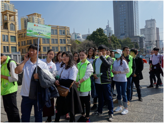 雷鋒精神，人人可學(xué);奉獻(xiàn)愛(ài)心，處處可為。積小善為大善，善莫大焉。當(dāng)有人需要幫助時(shí)，大家搭把手、出份力，社會(huì)將變得更加美好。